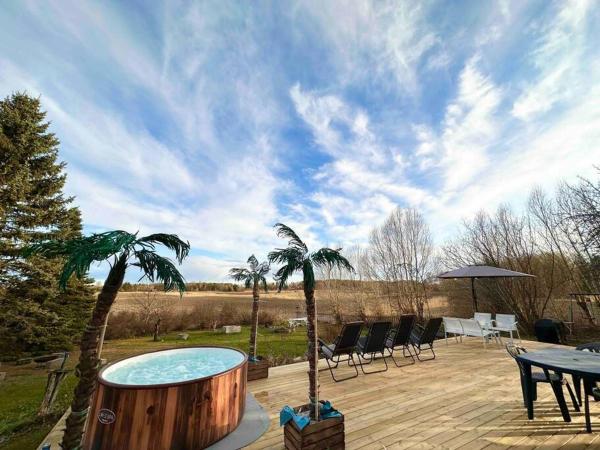 Na zdjęciu widoczny jest obiekt Modernt & rymligt sommarhus på landet- Bubbelpool położony w mieście Findla.