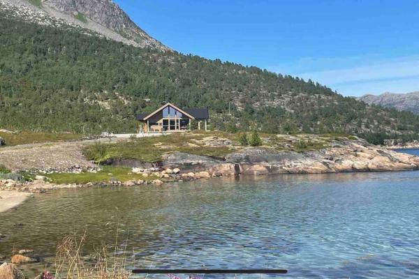 På bilden syns objektet Ny hytte med sjøen. Fantastisk utsikt. Lofoten som ligger i staden Svensgam.