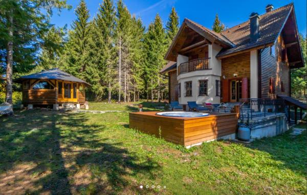 Na fotografii je vidět objekt Luxury Love Chalet nacházející se ve městě Mrkopalj.