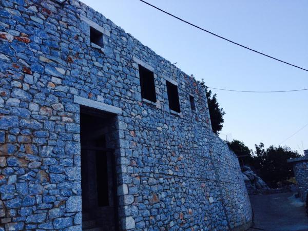 På bilden syns objektet Shiro - traditional stone villa som ligger i staden Éxo Nímfion.
