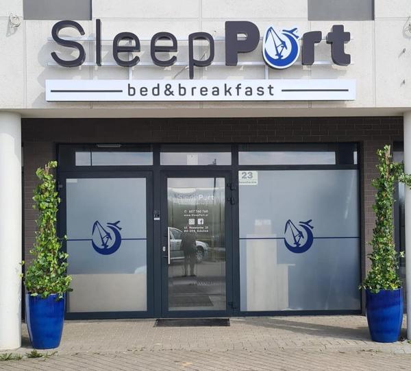Na zdjęciu widoczny jest obiekt Sleep Port B&B - bezpłatny parking położony w mieście Czaple.