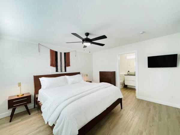 Billede 7: Walkable OTS, Heated Poolside Mid Century Condo