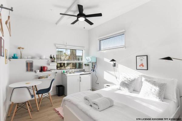 Foto 1: Micro Studio with balcony & pool view - Walk to OT