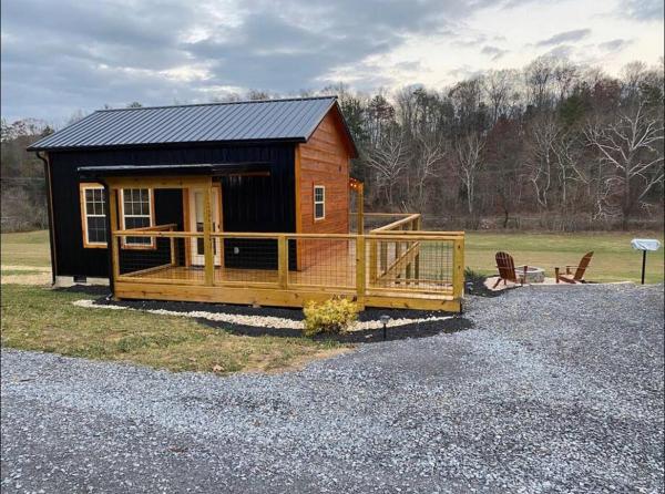 A la foto es mostra l'objecte New Construction Pet Friendly Tiny Home W/ Hot Tub situat a la ciutat de Sevierville.