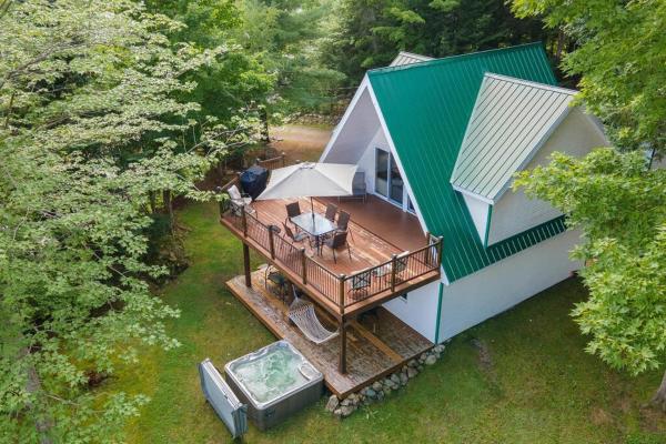 La photo montre l'objet Eastern Township's Getaway! Beach + Ski Haven situé dans la ville de Ayer's Cliff.