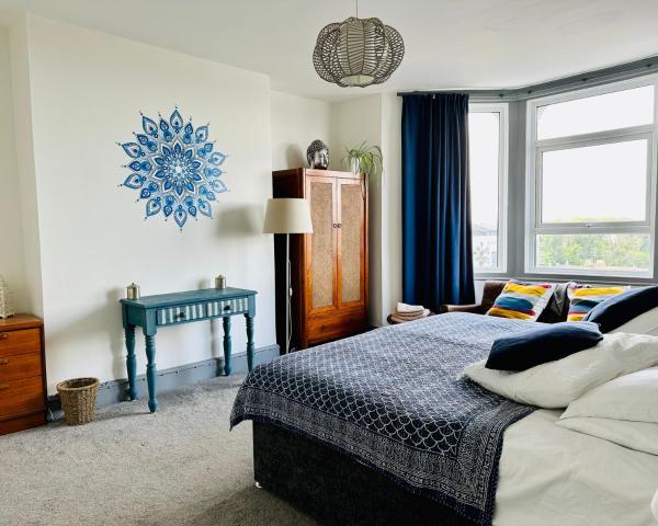 Habitación con cama extragrande y vistas al mar — 15 m² - CloudZen