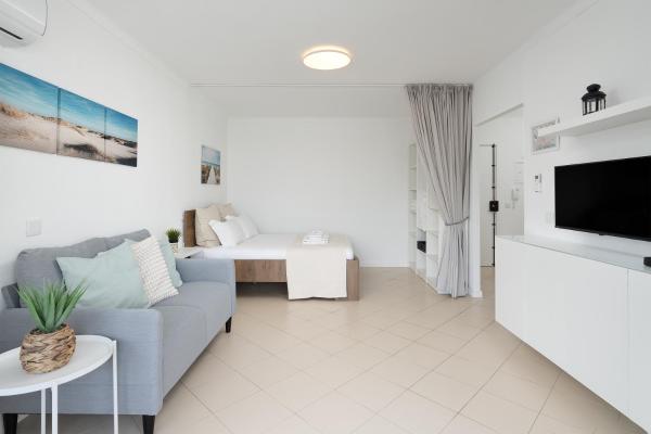 Sunny Studio W/ Balcony in Portimão by LovelyStay, Portimão