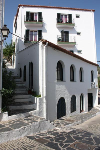 Na fotografii je vidět objekt Hotel Ubaldo nacházející se ve městě Cadaqués.