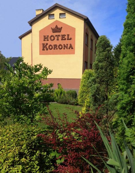 Na zdjęciu widoczny jest obiekt Hotelik Korona położony w mieście Janki.