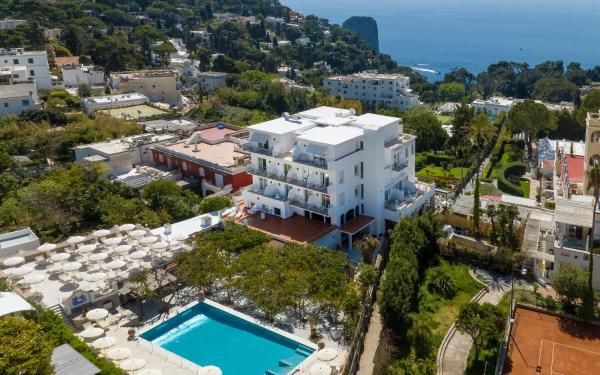 Nella foto è visibile l'oggetto Hotel Syrene situato nella città di Capri.