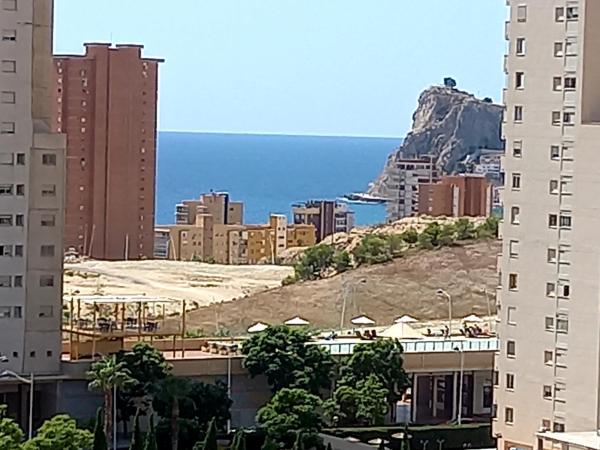 Tu Paraíso Costero en Playa de Poniente, Vistas al Mar, Arena Dorada y un Entorno de Lujo, Benidorm