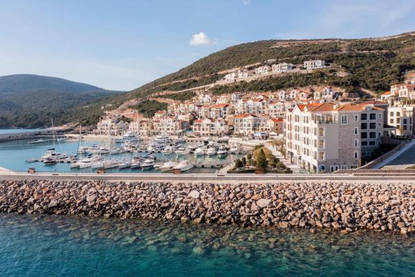 A la foto es mostra l'objecte The Chedi Luštica Bay situat a la ciutat de Tivat.