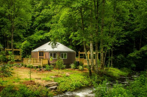 A la foto es mostra l'objecte Creekside Cove Luxury Yurt w Hot Tub in Nantahala situat a la ciutat de Beechertown.