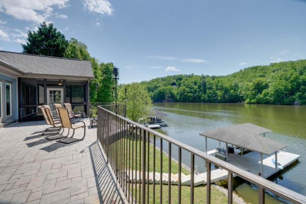 A la foto es mostra l'objecte Waterfront Smith Mountain Lake Home with Boat Dock! situat a la ciutat de Moneta.
