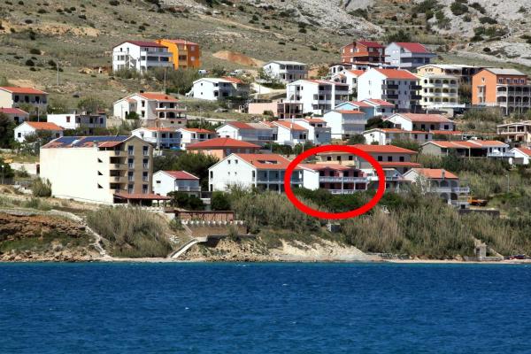 Na fotografii je vidět objekt Apartments by the sea Pag - 6404 nacházející se ve městě Pag.