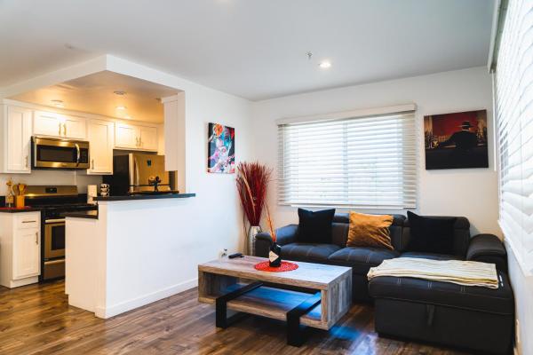Modern Remodeled 1-Bedroom Close to Hollywood walk of fame with parking, Los Angeles