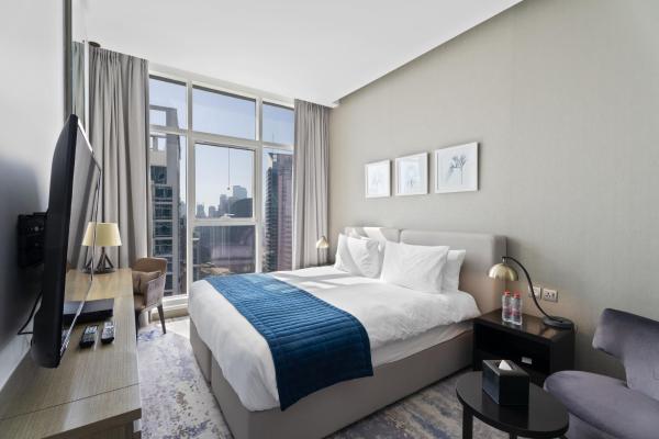 Na fotografii je vidět objekt ALiving Elegant Studio Maison Prive with Burj khalifa Canal views Business Bay 3110 nacházející se ve městě Dubaj.