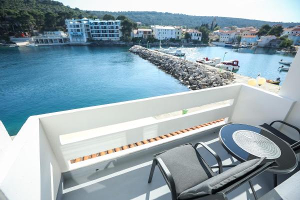 Na fotografii je vidět objekt Beachfront Rooms Veli Kamik nacházející se ve městě Božava.