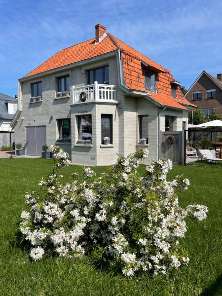 Na foto é possível ver o objeto B&B Villa Navy localizado na cidade de Koksijde.
