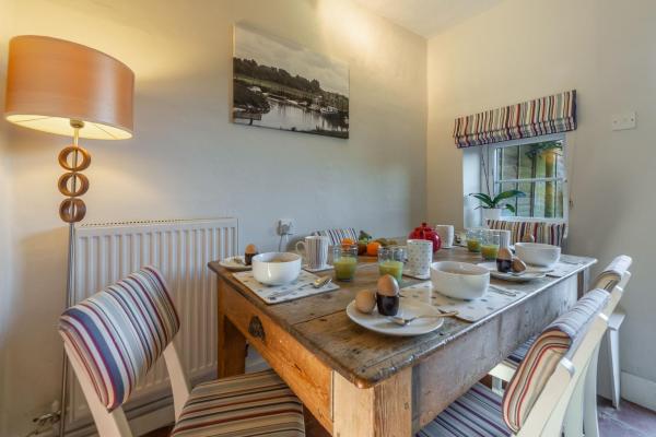 A la foto es mostra l'objecte Froggy Cottage situat a la ciutat de Thornham.