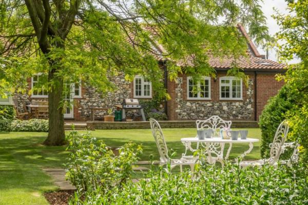 A la foto es mostra l'objecte Westgate Cottage T 4 situat a la ciutat de Thornham.