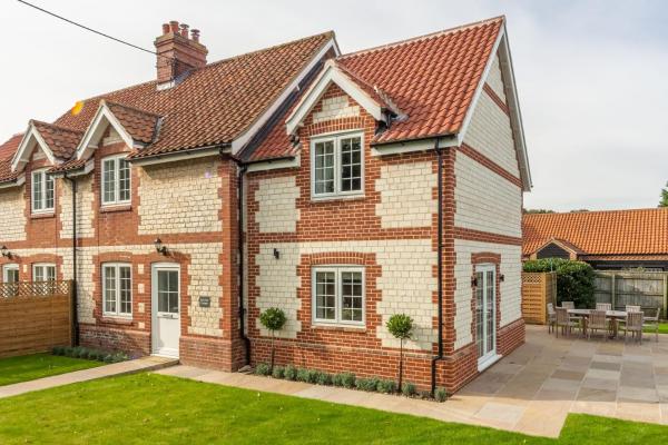 A la foto es mostra l'objecte 2 Hall Lane Cottages situat a la ciutat de Thornham.