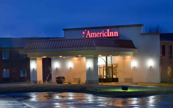 Na fotografii je vidět objekt AmericInn by Wyndham Johnston Des Moines nacházející se ve městě Urbandale.
