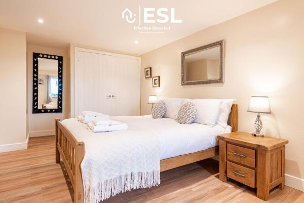 Auf dem Foto ist das Objekt Modern, Sea Themed Ground Floor Flat Near Beach in der Stadt New Quay zu sehen.