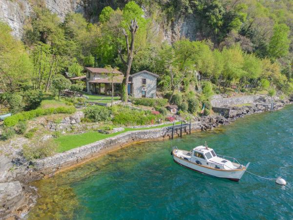 写真にはFaggeto Lario 市にあるThe Writer's Nest Waterfront Villa by Rent All Comoが写っています。