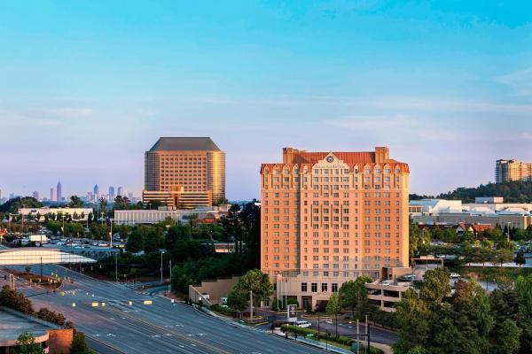 På billedet ses objektet Sheraton Suites Galleria Atlanta beliggende i byen Atlanta.