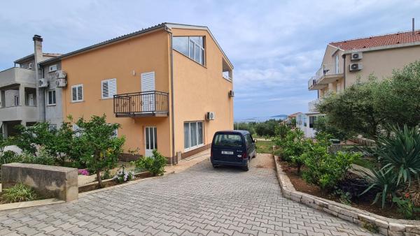 På bilden syns objektet Apartmani Bajić som ligger i staden Orebić.
