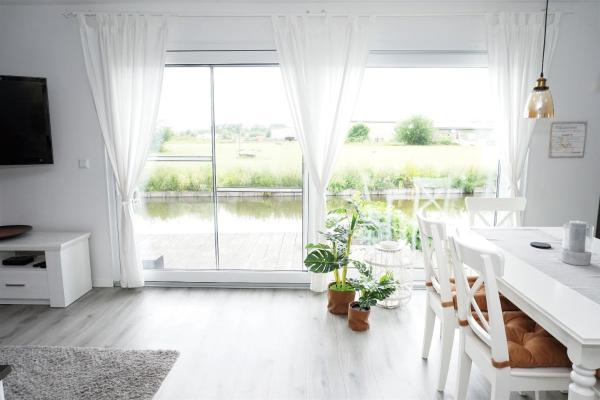 Nella foto è visibile l'oggetto Ferienhaus Max am Wasser Ferienpark Vislust situato nella città di Wervershoof.