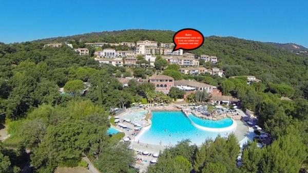 A la foto es mostra l'objecte Appt Climatisé de charme-moderne - Vue Mer Club Vacances Restanques Golfe Saint-Tropez - Les Roses - Grimaud situat a la ciutat de Grimaud.