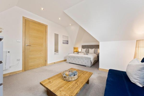 Fotografie 7: Spacious, newly renovated, three bedroom TOWN CENTRE duplex apartment with free parking, sleeps seven - Walking distance to beach