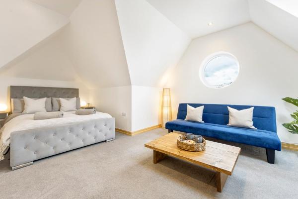 Fotografie 2: Spacious, newly renovated, three bedroom TOWN CENTRE duplex apartment with free parking, sleeps seven - Walking distance to beach