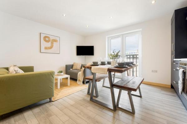 Fotografie 1: Spacious, newly renovated, three bedroom TOWN CENTRE duplex apartment with free parking, sleeps seven - Walking distance to beach