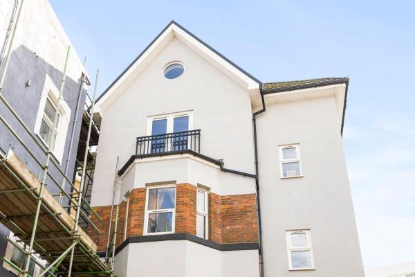 Fotografie 6: Spacious, newly renovated, three bedroom TOWN CENTRE duplex apartment with free parking, sleeps seven - Walking distance to beach