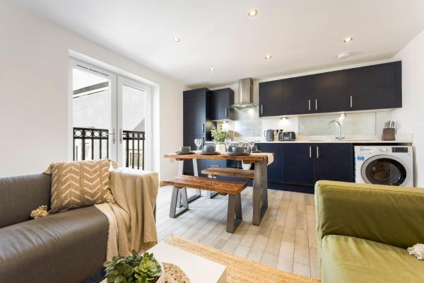 Fotografie 4: Spacious, newly renovated, three bedroom TOWN CENTRE duplex apartment with free parking, sleeps seven - Walking distance to beach