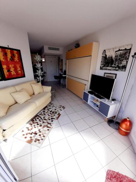 A la foto es mostra l'objecte studio joli situat a la ciutat de Niça.