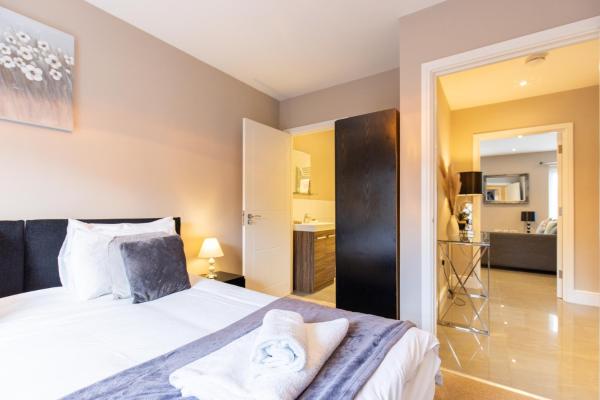 På billedet ses objektet Velvet 2-bedroom apartment, Conduit Lane, Hoddesdon beliggende i byen Broxbourne.