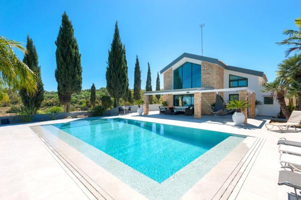 A la foto es mostra l'objecte Villa Heaven situat a la ciutat de Protaras.