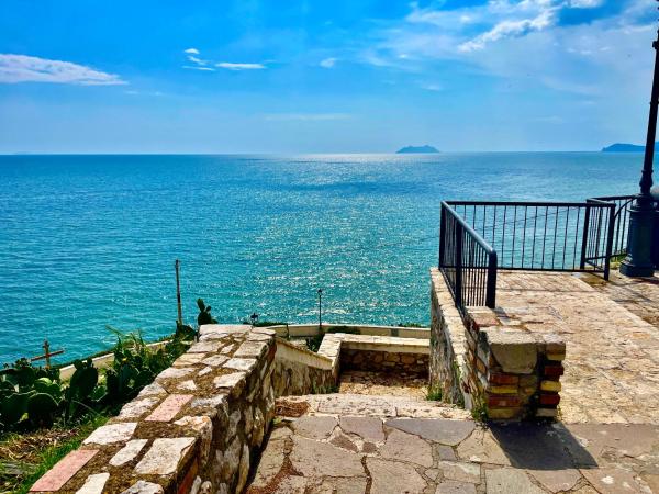 A la foto es mostra l'objecte Il Mare Nel Pozzo Sperlonga Centro Storico Tutti i servizi sotto casa, a 100 mt dal mare Parcheggio multilivello adiacente, lasci la macchina e fai tutto a piedi! situat a la ciutat de Sperlonga.