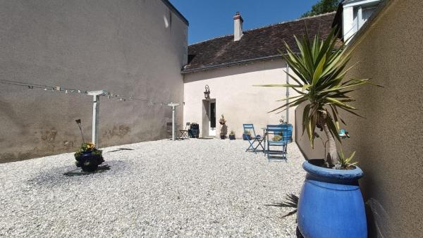 The photo shows the chez jocelyne la bonnaventure located in the city of Azé.