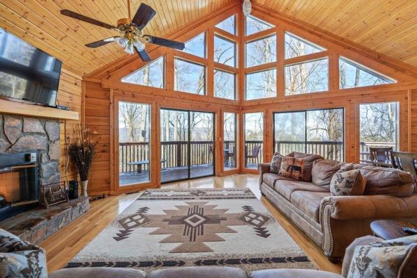 A la foto es mostra l'objecte Serenity- serene mntn cabin in gated resort community with pool and amenities /view/Hottub/Secluded/Luxury/Theatre situat a la ciutat de Sevierville.