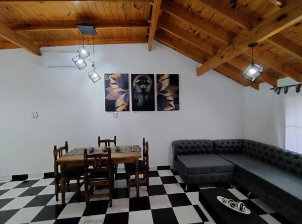 写真にはLuis Guillón市にあるCasa Ana, departamento amplio a 20 ' aeropuertoが写っています。