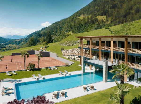 Na zdjęciu widoczny jest obiekt Hotel Sonnenalm położony w mieście Saltusio.