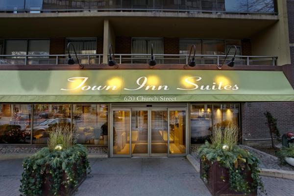 Na fotografii je vidět objekt Town Inn Suites Hotel nacházející se ve městě Toronto.