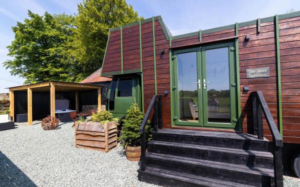 A la foto es mostra l'objecte The Shire Luxury Converted Horse Lorry with private hot tub Cyfie Farm situat a la ciutat de Dolanog.