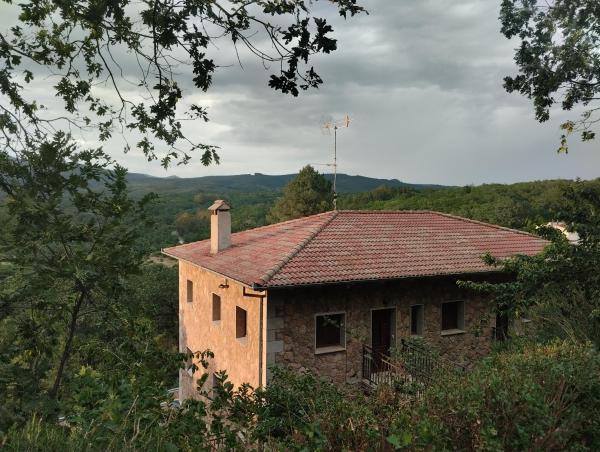 Na zdjęciu widoczny jest obiekt Apartamentos Condado de Miranda położony w mieście Miranda del Castañar.