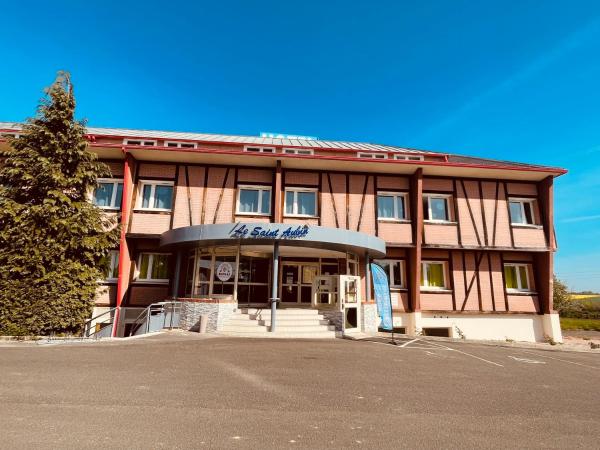 写真にはCuy-Saint-Fiacre市にあるオテル ル サンオバンが写っています。